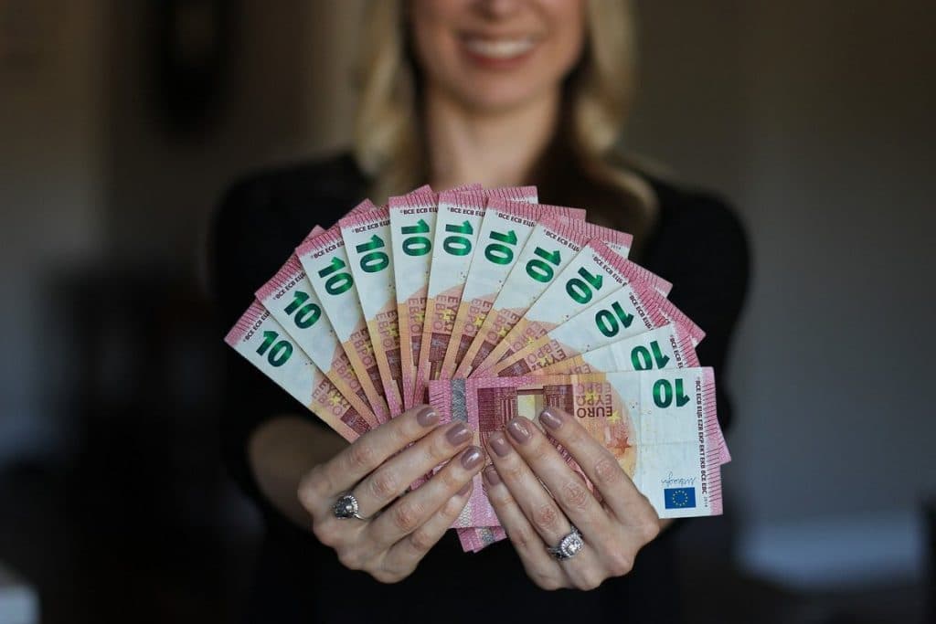 mujer con dinero en las manos