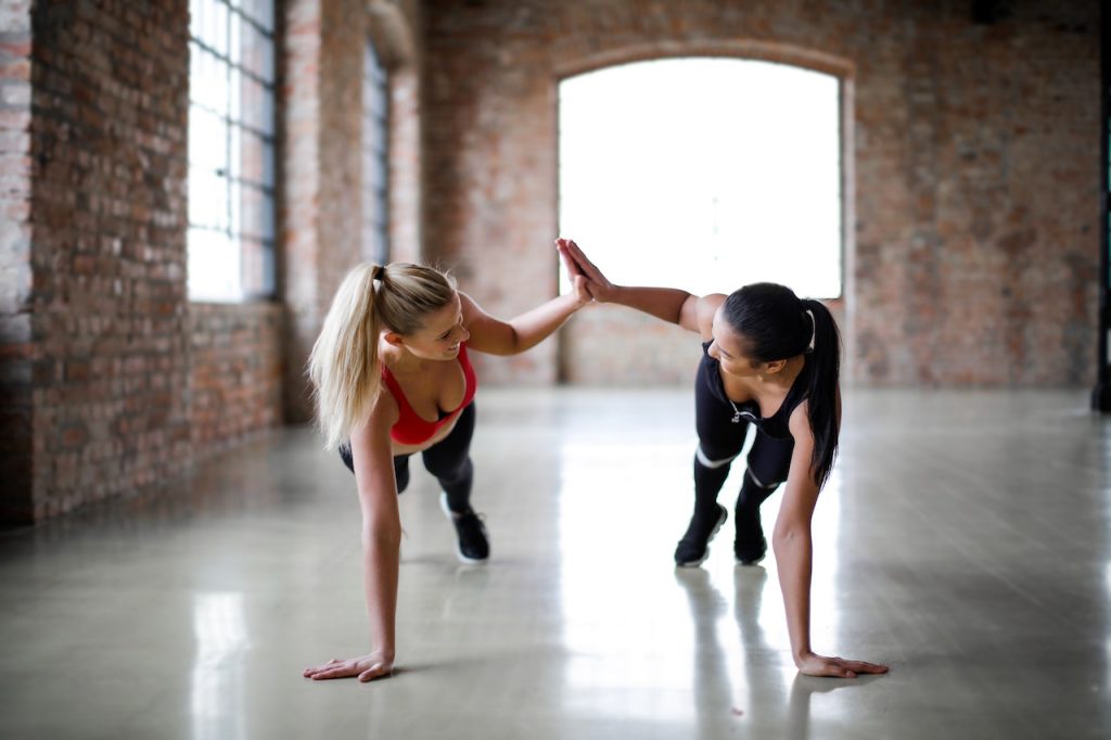 Dos mujeres practicando deporte estilo de vida fitness